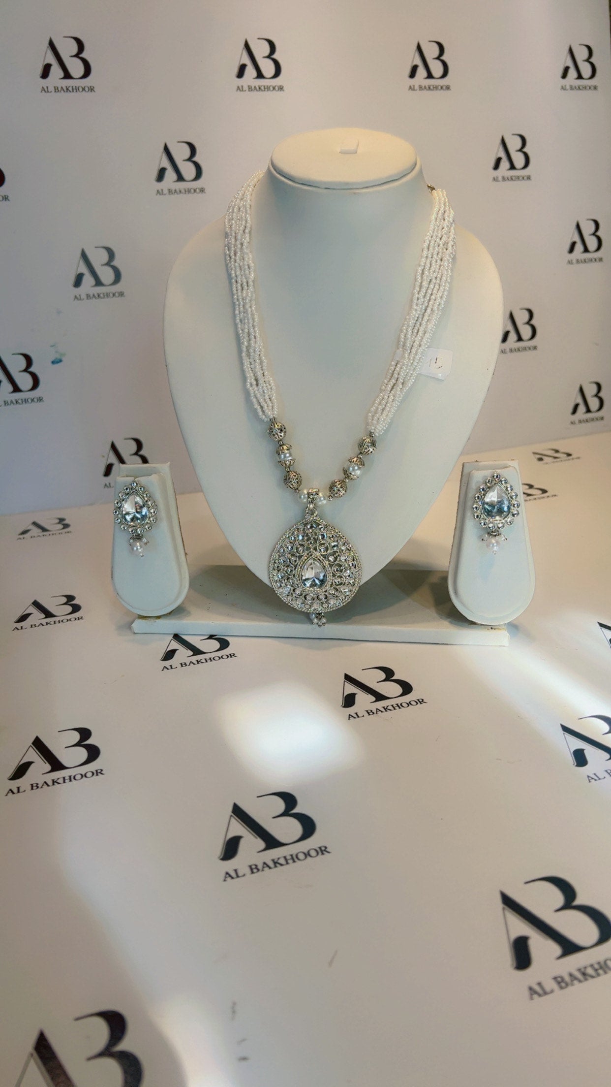 Ladies Pearl Necklace with Earrings